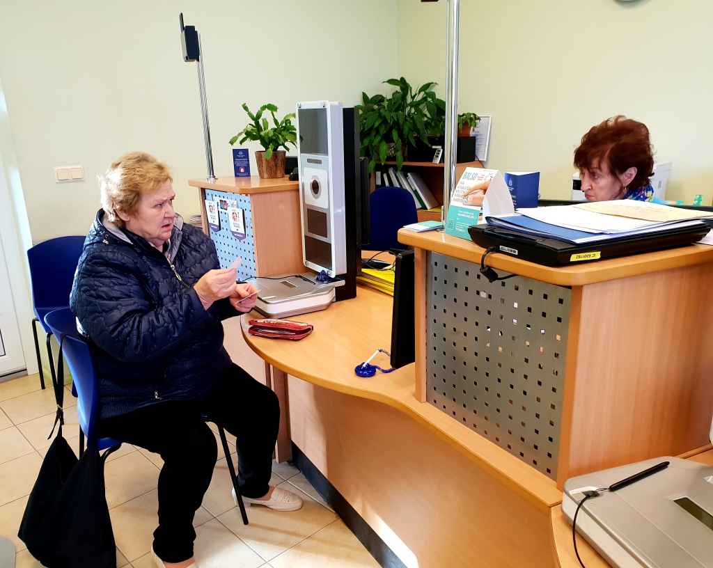 Valda Klāviņa ikdienā ļoti labi iztiek bez pases un jau daudzus gadus izmanto vien personas apliecību. Sestdienas rītā viņa bija ieradusies, lai izņemtu vēlētāja apliecību. Ātrāk to nav varējusi izdarīt, jo bijis jāstrādā.
Autors: www.bauskasdzive.lv