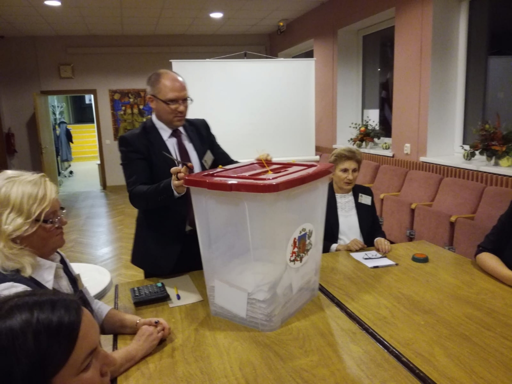 Urna tiek tukšota Bauskas novada vēlēšanu iecirknī, kas ierīkots Īslīces kultūras namā.
Autors: Uldis Varnevičs