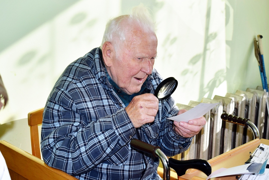 Oskars Gauja, pansionāta «Atvasara» iedzīvotājs, deputātu kandidātu sarakstus izpētīja jo rūpīgi.
Autors: Žanna Zālīte