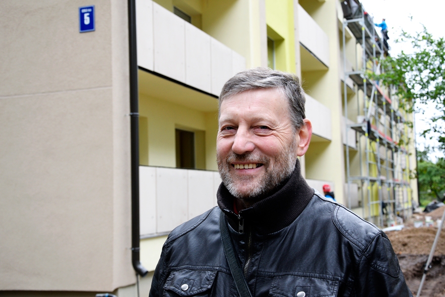 Alfrēds Cēsnieks ir priecīgs par īstenoto energoefektivitātes projektu Iecavā, Ozolu ielā 5.
Autors: Ivars Bogdanovs