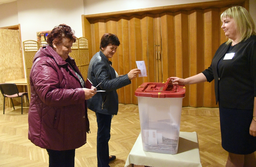 Īslīces kultūras namā Hervita Pūriņa (no kreisās) un Tamāra Fratovčana bija pēdējās balsotājas iecirknī.
Autors: Uldis Varnevičs