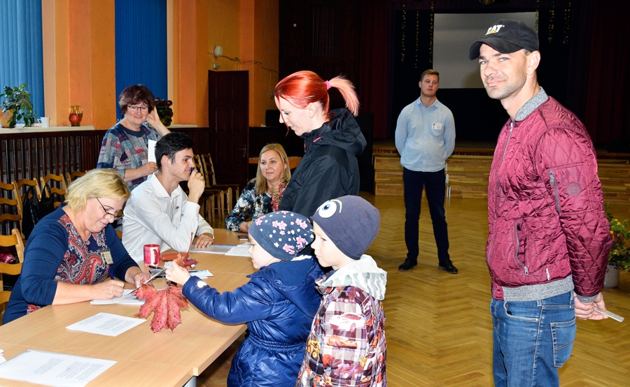 Kauleņu ģimene vēlēšanu iecirknī Svitenes saieta namā - komisijas locekle Gundega (no kreisās), balsotāju pulkā dēls Gundars (no labās) ar sievu Marutu, bērniem Keitu un Kārli.
Autors: Ivars Bogdanovs
