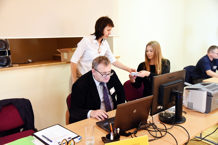 Tālrīts Krastiņš vadīja Iecavas vēlēšanu komisijas darbu.
Autors: Uldis Varnevičs