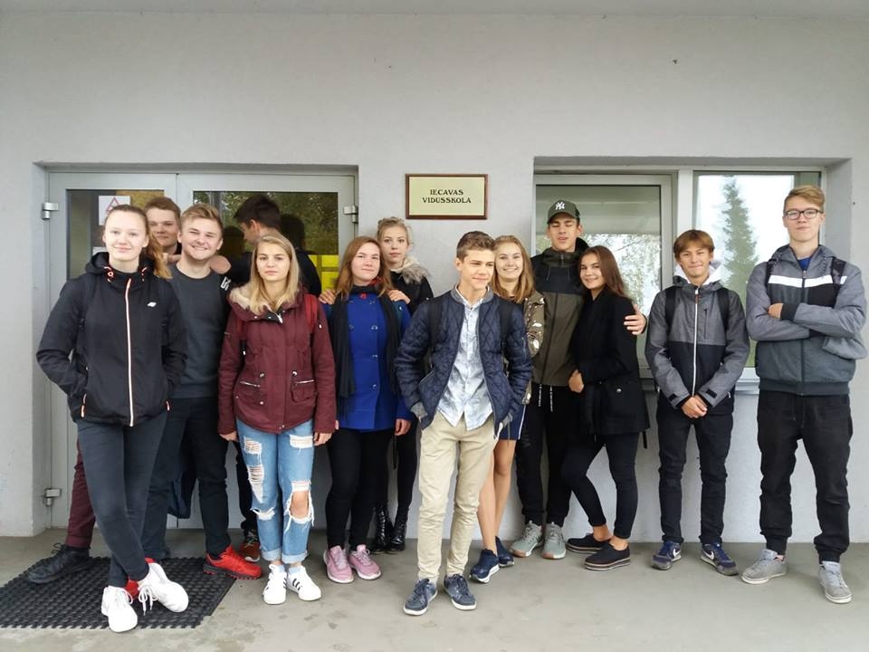 Iecavas vidusskolas 10.A klases skolēni devās uz Bauskas Valsts ģimnāziju, lai piedalītos diskusijā
