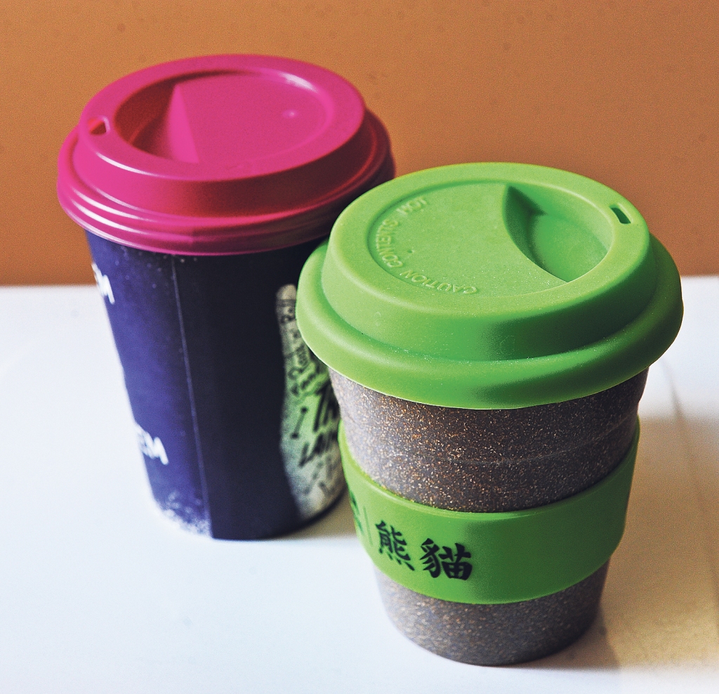 Lielākā vienreizējo kafijas krūžu izmantošanas problēma ir tā, ka tās top no kompozītmateriāla – 
papīra un plēves ieklājuma iekšpusē, kas sarežģī trauku iespējamo pārstrādi.