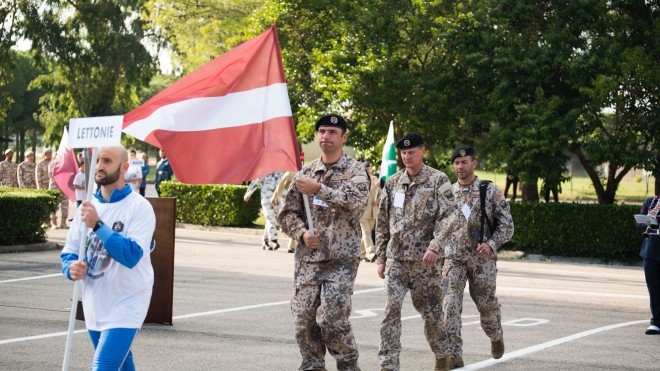 Latvijas delegācija ar karognesēju Daini Upelnieku pasaules militārpersonu čempionāta atklāšanas ceremonijā. Komandas vadītājs Dainis Kravals un tranšejas stenda šāvējs Atis Vēveris.
Autors: CISM