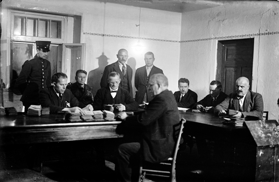 Vēlēšanas 20. gadsimta 20. gados – biļetenu šķirošana.
Autors: no zudusilatvija.lv