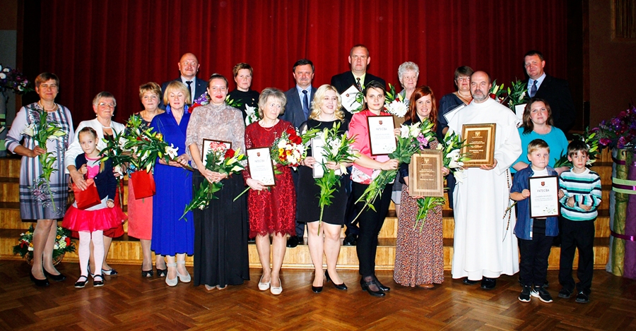 Konkursa «Vecumnieku novada sakoptākais īpašums 2018» laureāti.
Autors: Alise Dreimane