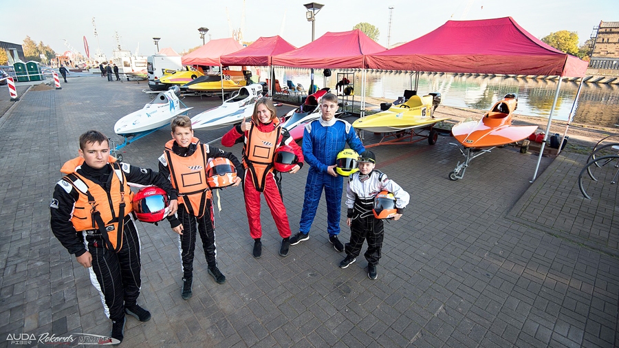Vienības «Mēmeles sports» jaunie braucēji – Toms Bundzinskis (no kreisās), Nils Slakteris, Laura Lakoviča-Lakovica, Miks Zaharčenoks un Ralfs Zaharčenoks.
Autors: Viesturs Lācis