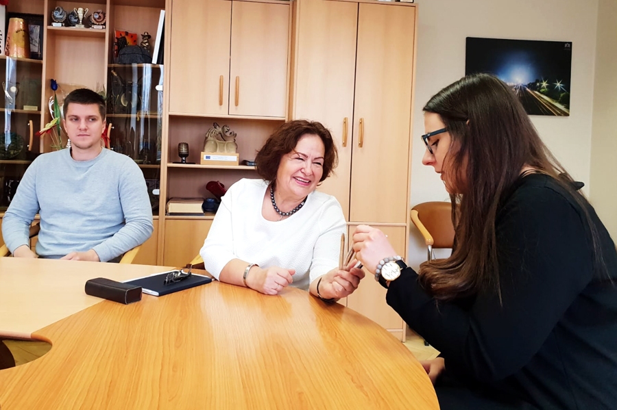 «Esam priecīgi, ka jūs mums esat!» paziņoja «Bauskas slimnīcas» vadītāja Mirdza Brazovska (vidū). Topošie ģimenes ārsti Jānis Kangars un Liene Rituma ir pārliecināti, ka Bauska jaunajiem mediķiem nav slikta vieta. Ja gribēsies kaut kādas izklaides, kultūras pasākumus, tā noteikti būs Rīga, taču attālums esot pārvarams, bet pats nepieciešamākais šeit uz vietas ir. Abi vēlētos strādāt pilsētā, nevis laukos.
Autors: Sandra Danosa