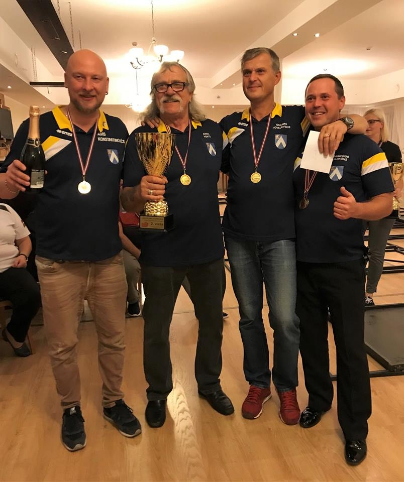 Baušķenieki Aivis Konstantinovičs (no kreisās), Arnis Vents, Oskars Kovaļevskis un Raimonds Jankūns Latvijas klubu kausā šautriņu mešanā izcīnīja pirmo vietu komandu sacensībās.
Autors: No albuma.