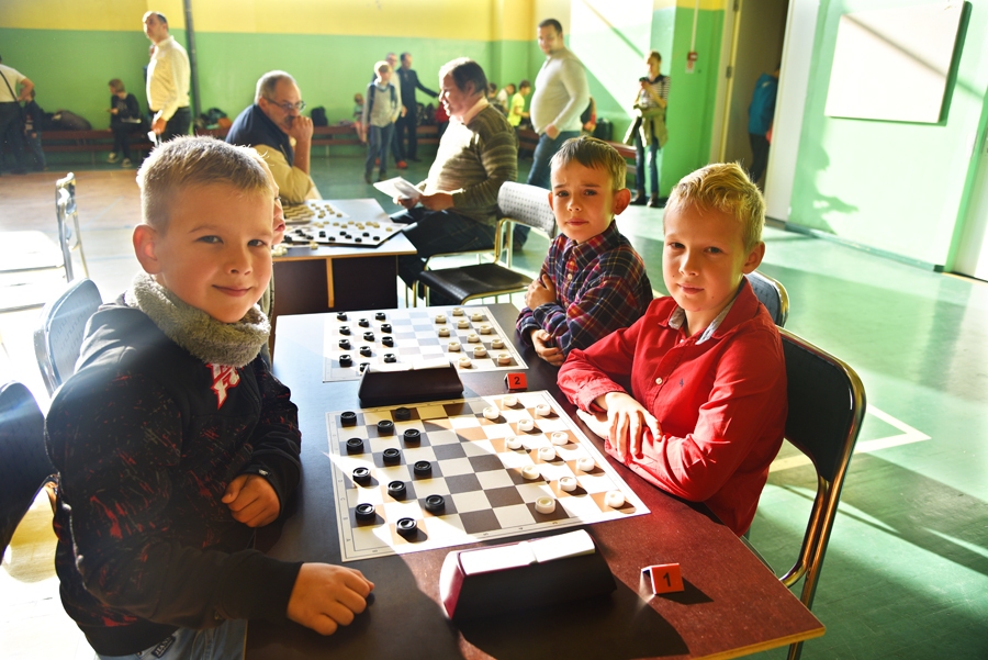 Baušķenieku pārsvars U8 vecuma grupā bija acīmredzams – pēdējā kārtā pie pirmajiem galdiņiem sēž Renārs Staškevics (no kreisās), Roberts Maikūns un Ričards Ceruss.
Autors: Uldis Varnevičs