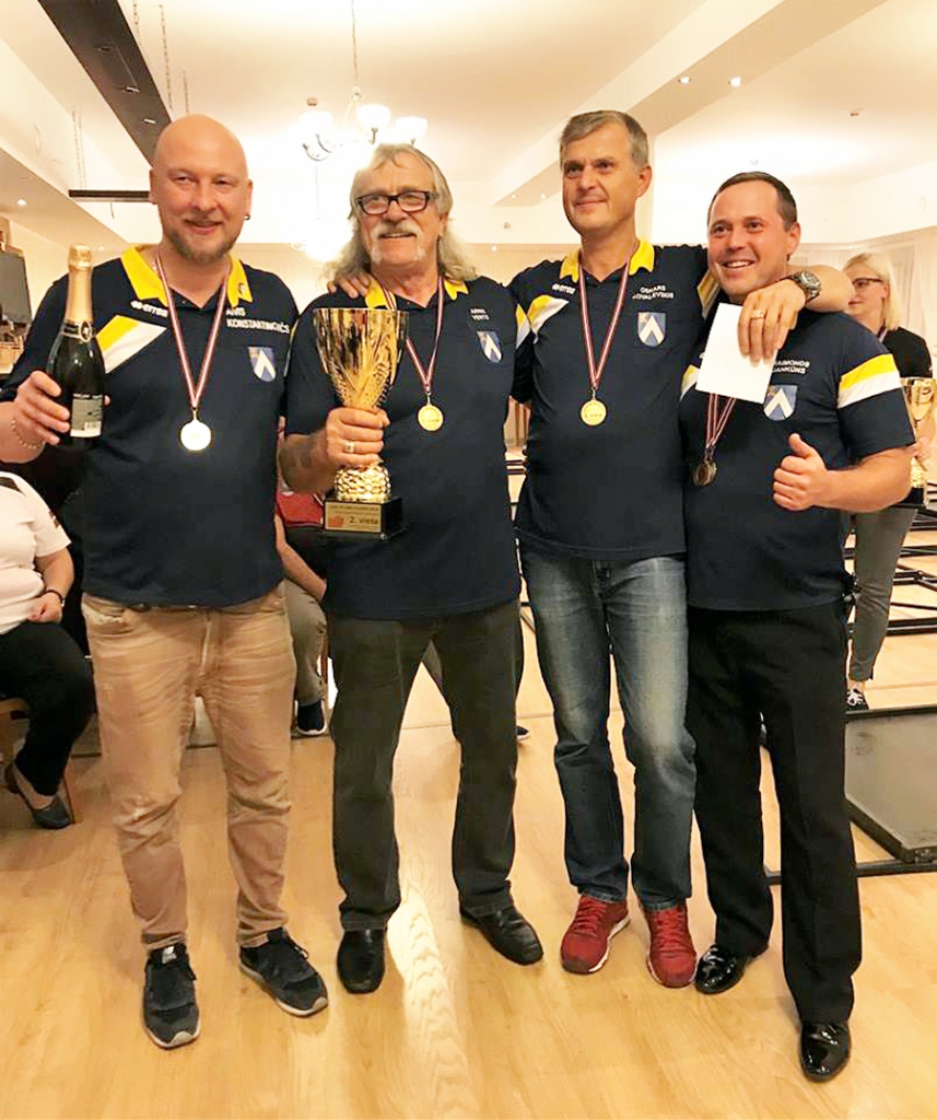 Baušķenieki Aivis Konstantinovičs (no kreisās), Arnis Vents, Oskars Kovaļevskis un Raimonds Jankūns Latvijas klubu kausā šautriņu mešanā izcīnīja pirmo vietu komandu sacensībās.
Autors: no SK «Kuorsova» «50 + 1» vienības albuma