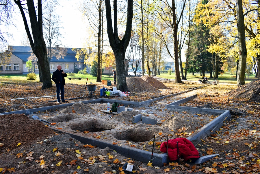 Vecumnieku centra parkā SIA «Admaster» būvniekiem celiņa un laukuma izbūve jāpabeidz līdz 1. novembrim, taču vīri sola to paveikt pirms noteiktā termiņa.
Autors: Žanna Zālīte