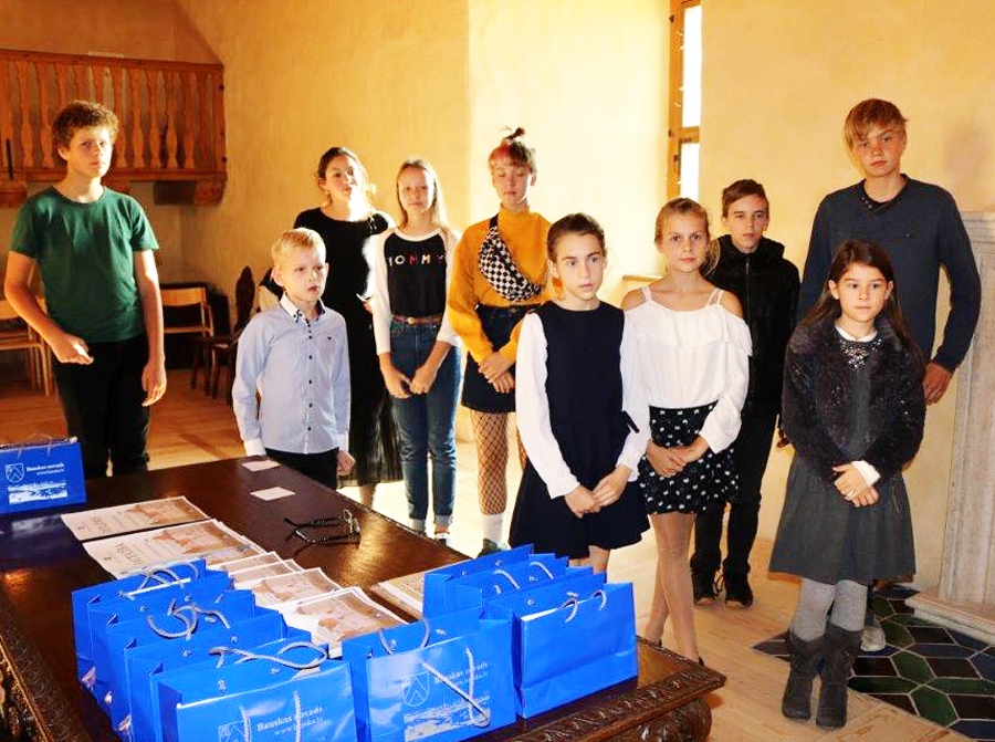 Grāmatas «Seno lietu stāsti» ilustratori  dāvanā saņēma jauno izdevumu. Attēlā – BMMS zīmētāju komandas pārstāvji Emīlija Dubenlāže, Katrīna Nosuļa, Renāte Anusāne, Rūdolfs Krūmiņš, Voldemārs Ezeriņš, Paula Sipoviča, Una Saukuma, Rodrigo Galans, Marta Tēraude, Krišjānis Čakšs.
Autors: no albuma