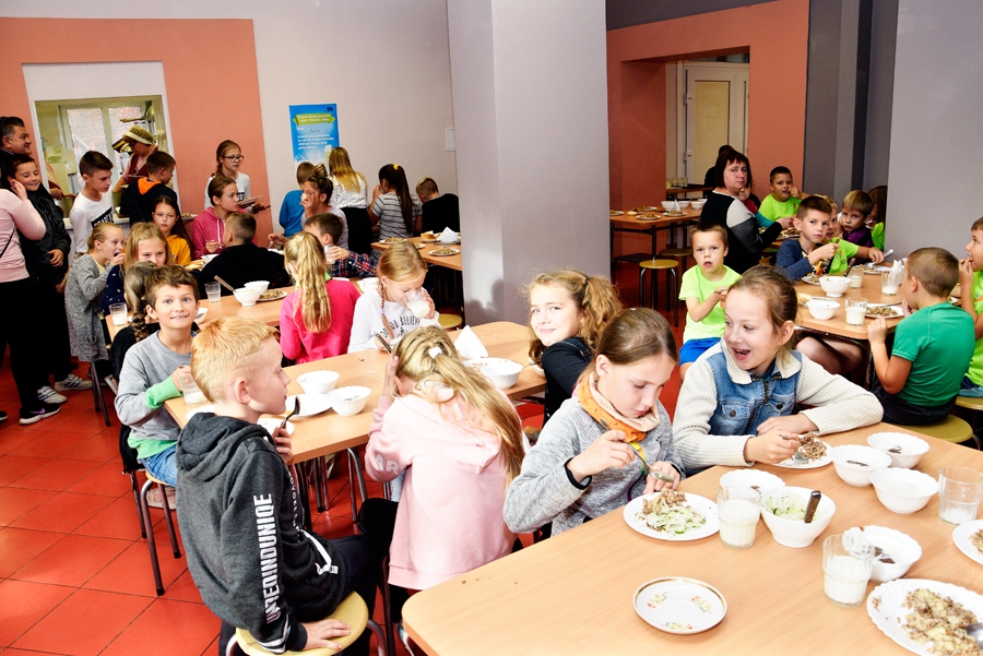 Bauskas pamatskolas mazākie – 1.a un 1.b klase – pie pusdienu galda.
Autors: Ivars Bogdanovs