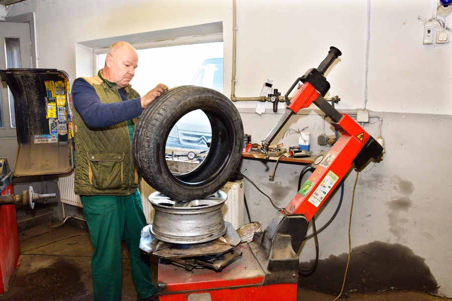 Automehāniķis Aivars Pumpurs montē riepu autoservisā SIA «Auto Bauska».
Autors: Ivars Bogdanovs