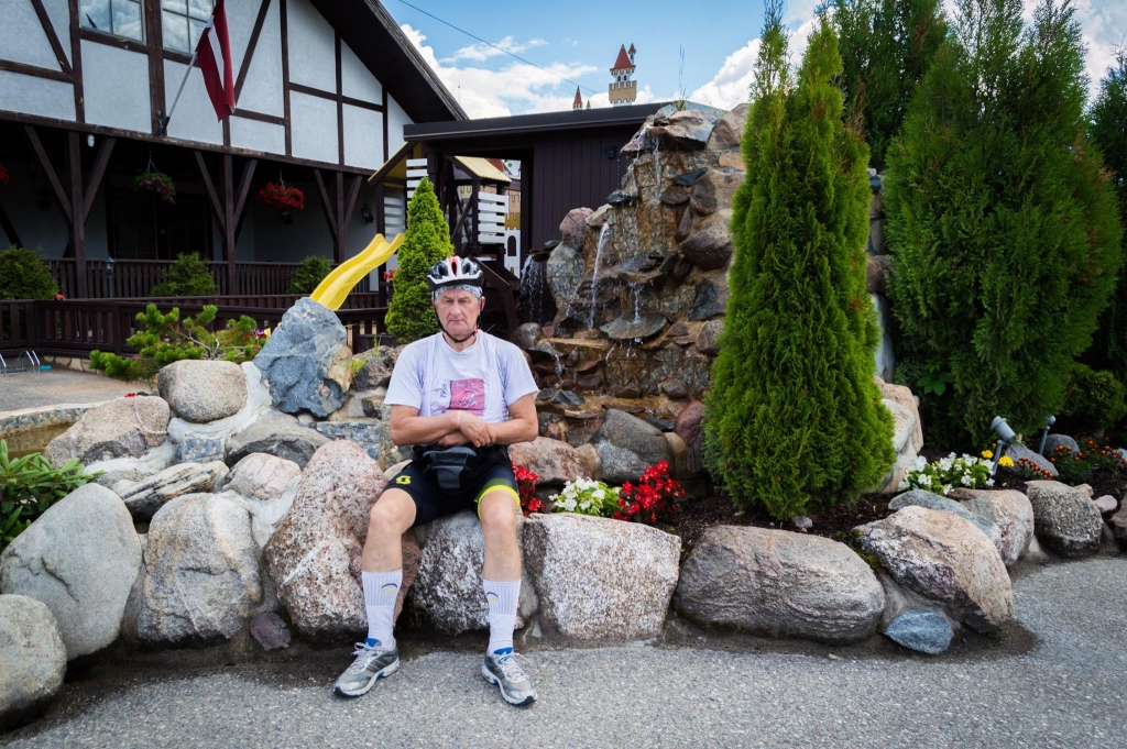 Latvijas apceļotājs ar velosipēdu Ivars Prīsis 2. novembrī Jauncodes bibliotēkā atklās fotoizstādi par tēmu «Latvijai 100», kurā būs redzams astoņu dienu ceļojums 1126,6 kilometru garumā pa Latgali un Vidzemi.
Autors: No albuma.