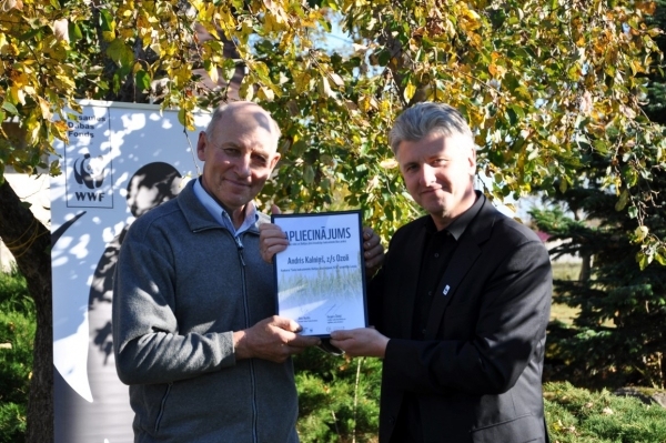 Jau vairāk kā 20 gadus Andris Kalniņš (no kreisās) saimnieko bioloģiskajā saimniecībā Stelpes pagastā.
Autors: vecumnieki.lv