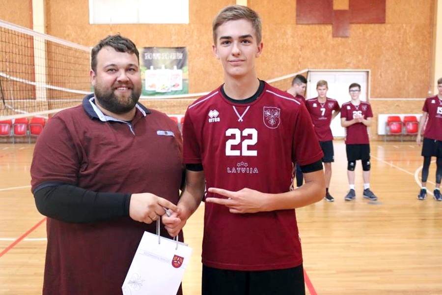 Artūram Čepulim (no labās), Vecumnieku U16 vienības labākajam spēlētājam, balvu pasniedz Jānis Plūme.
Autors: Kristaps Krūmiņš