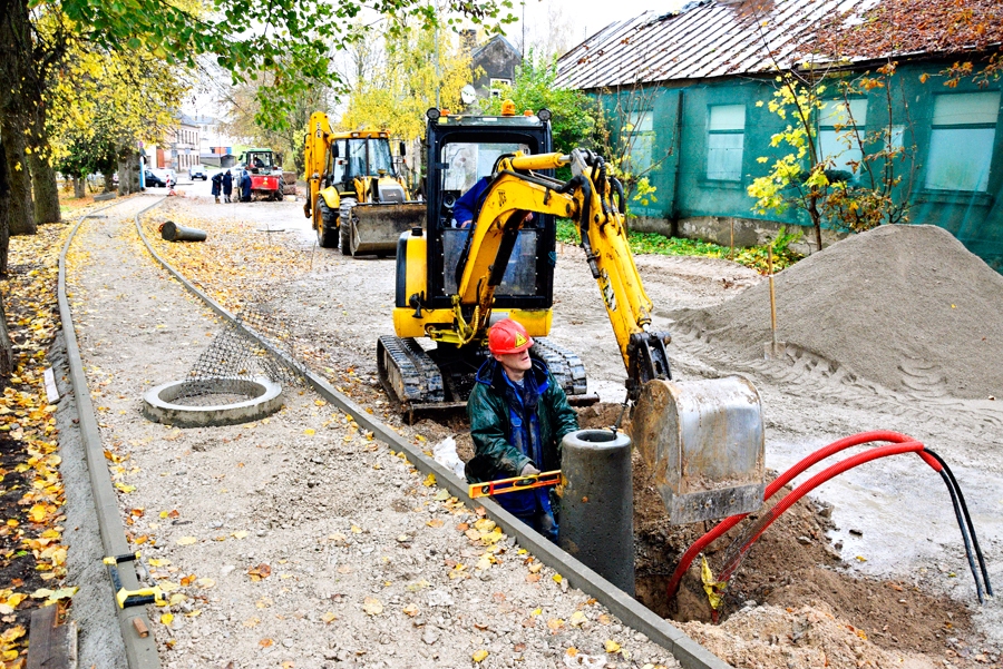Šonedēļ SIA «Kvēle» darbinieki uzstādīja pamatus Brīvības bulvāra apgaismojumam, bet SIA «Viona» strādnieki gatavoja pamatni bruģēšanas darbiem.
Autors: Ivars Bogdanovs