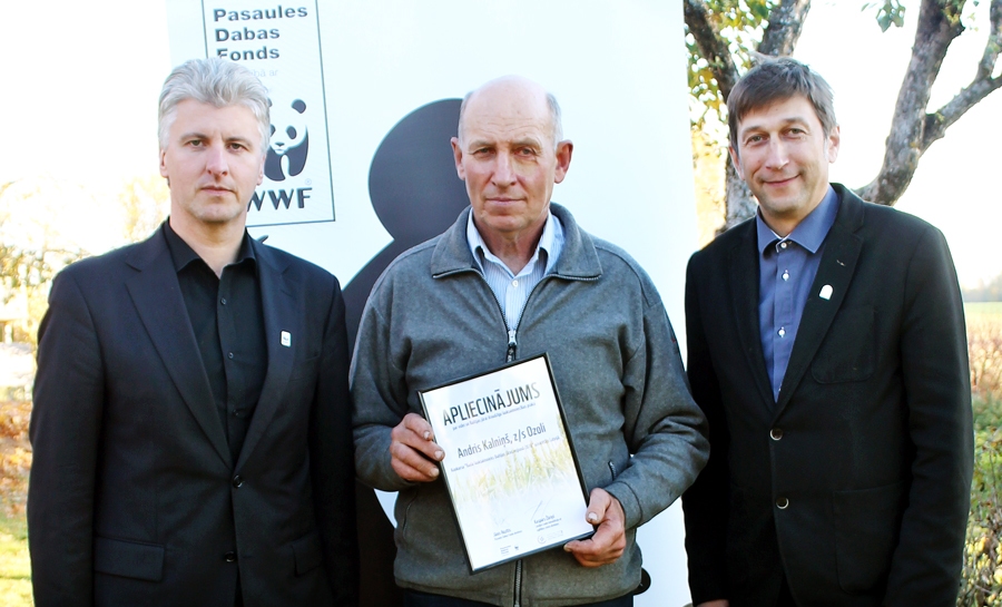 Konkursa uzvarētājs Latvijā Andris Kalniņš (vidū) savā sētā kopā ar Jāni Rozīti, Pasaules Dabas fonda direktoru (kreisajā pusē) un Kasparu Žūriņu, Latvijas Lauku konsultāciju un izglītības centra direktoru (labajā pusē).
Autors: no Pasaules Dabas fonda arhīva