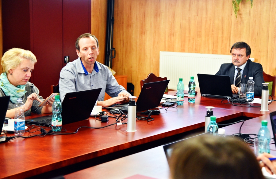 Jānis Kovals (vidū) noraidīja viņam veltītos pārmetumus, par savu neveiksmi atzīstot vienīgi izglītības iestāžu tīkla attīstības koncepcijas izstrādes procesu.
Autors: Uldis Varnevičs