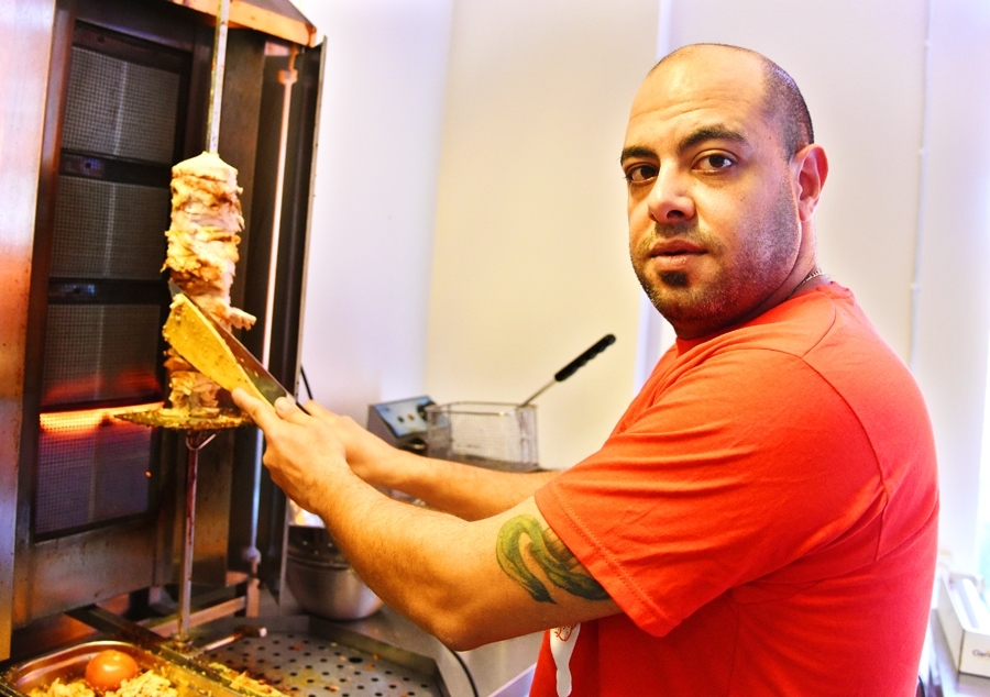 Mihaels Kereaks griež vistu, ko izmantos kebabu gatavošanā.
Autors: Uldis Varnevičs