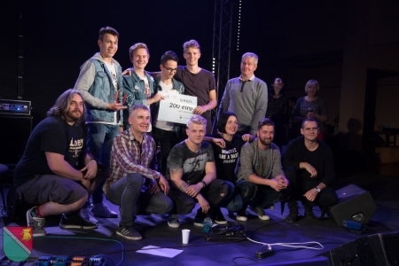 Oktobra nogalē Bauskas puišu grupa «Bekars» sevi lieliski apliecināja Madonas novada Praulienā notiekošajā jauno rokgrupu konkursā «Pasaules ritmi Praulienā». Baušķenieki ieguva 1. vietu un 200 eiro vērtu dāvanu karti mūzikas preču iegādei veikalā «Sound Factory».
Autors: No albuma.