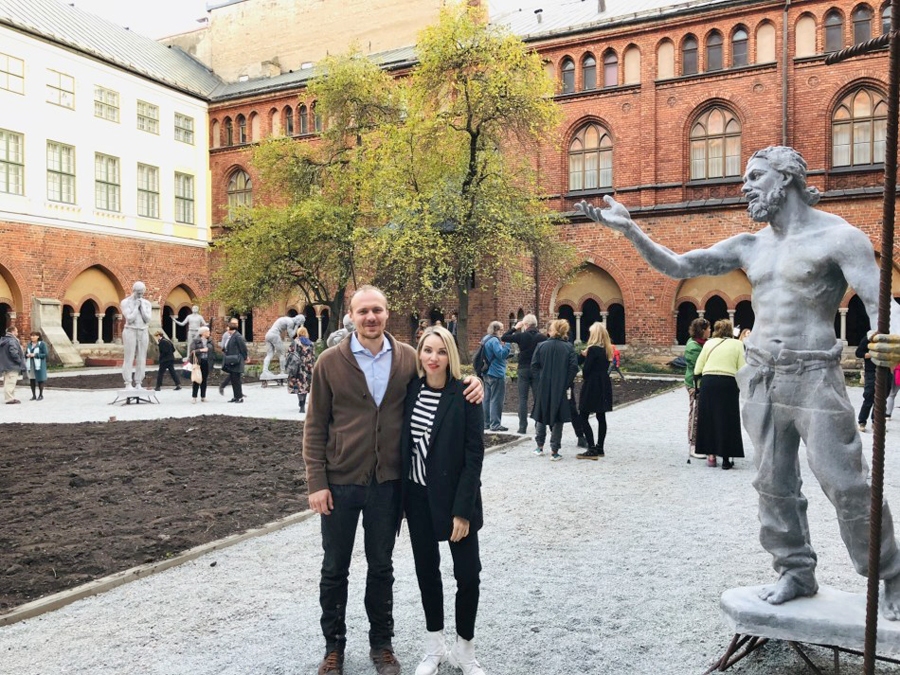 Sandis Aispurs un dzīvesbiedre māksliniece Brigita Zelča-Aispure Doma dārzā. Brigitas veidotā Villendorfas Venēras mūsdienu versija ir neordinārs vides objekts pie Mākslas akadēmijas.
Autors: Liene Stūraine