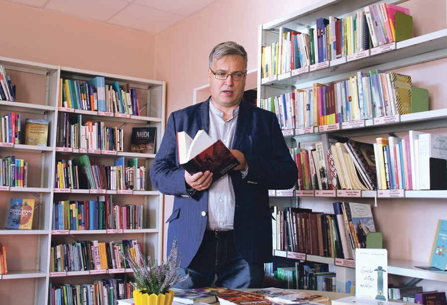 «Mēs esam ļoti dažādi, līdz ar to blakus jābūt dažādām grāmatām. Pareizā pieeja ir – ja nepatīk konkrētā grāmata, paņem citu. Un jāatceras, ka katrai grāmatai ir savs vecums,» saka rakstnieks Arno Jundze.
Autors: Laura Felša