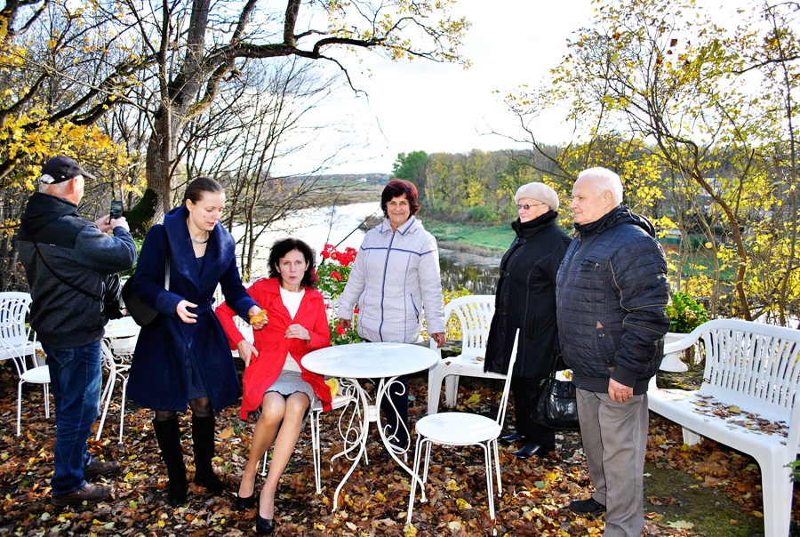 Klasiskajā Jumpravmuižas parka «fotostūrītī» – no kreisās Oļģerts Līkais, parka saimniece Anna Fedoulova, Lolita Siļevko, Anita Līkā un Emīlija un Gunārs Tukmaņi.
Autors: Ruta Keiša