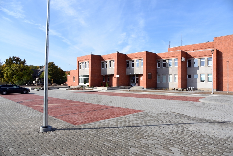 Iecavas veselības centra apkārtnē vislielākās pārmaiņas ir stāvlaukumos – tie gan paplašināti, gan sakārtoti.
Autors: Uldis Varnevičs