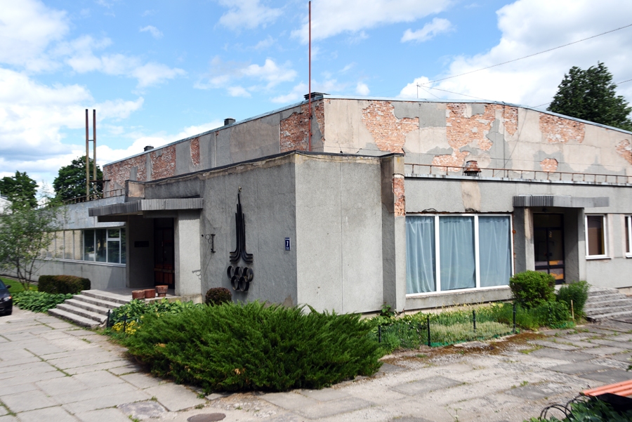 Sporta namu «Dartija» Iecavas novada dome plānojusi renovēt. Tomēr tas ir tikai nākotnes plānos, bet pagaidām dome kā jaunā saimniece sastopas ar dažādām problēmām.
Autors: no «Bauskas Dzīves» arhīva