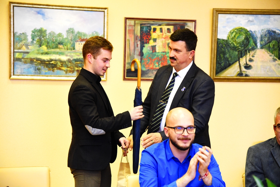 Deputātam Artūram Tomam Plešam (no kreisās) novada domes priekšsēdētājs Arnolds Jātnieks pasniedza nelielu dāvanu un lietussargu.
Autors: Uldis Varnevičs