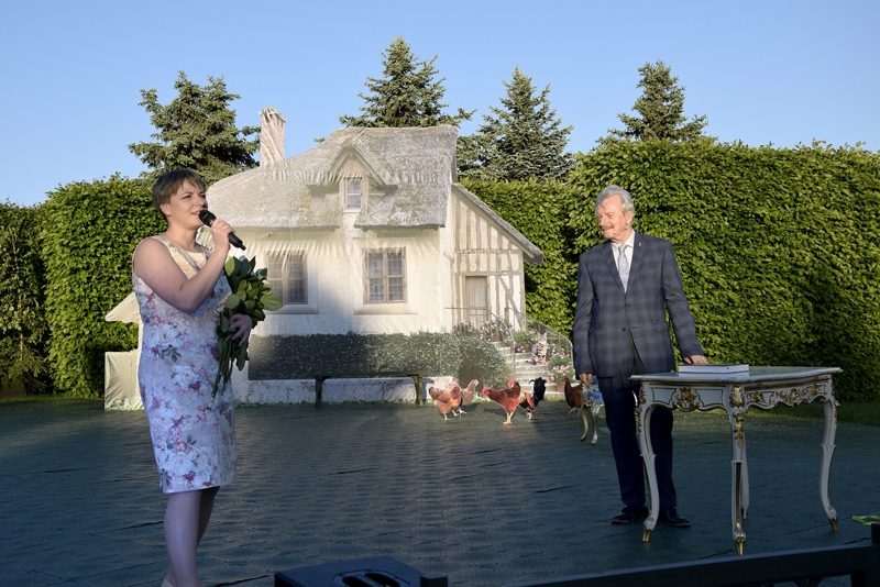 Līdzšinējā Rundāles pils muzeja Mākslas pētniecības nodaļas vadītāja Laura Lūse kopā ar direktoru Imantu Lancmani pils 282. dzimšanas dienas svinībās šī gada maijā.
Autors: Ivars Bogdanovs