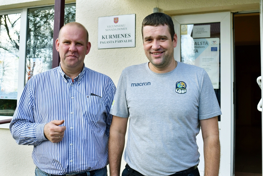 KURMENIEŠI. Agris Kondrāts (no kreisās), līdzšinējais Kurmenes pagasta pārvaldes vadītājs, 31. oktobrī nodeva «stafeti» Jānim Silam.
Autors: Žanna Zālīte