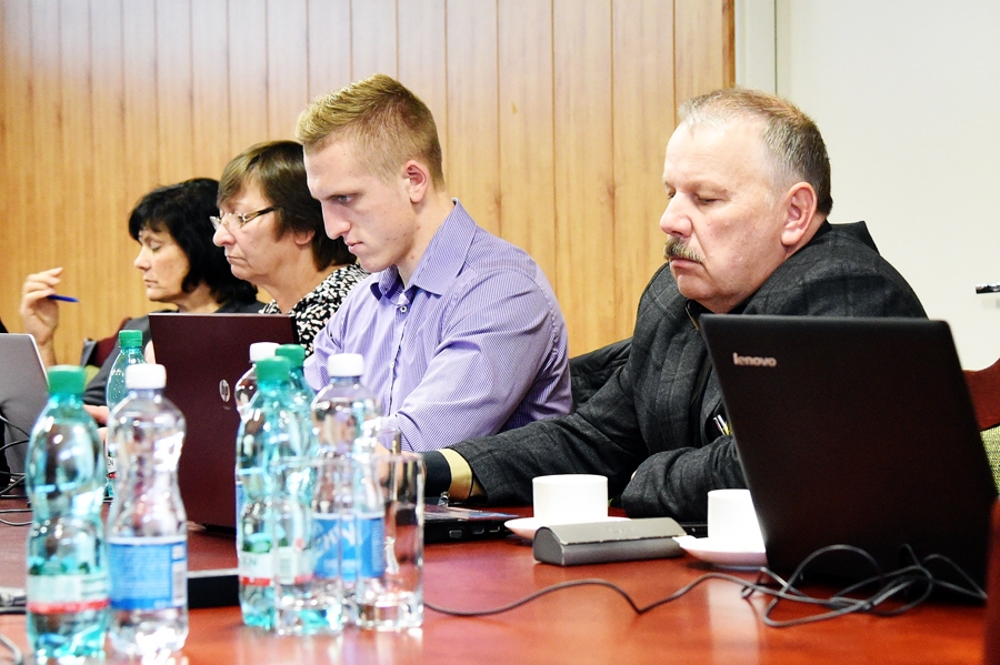 Māris Āķis (no labās) piekrita turpināt strādāt darba grupā.
Autors: Uldis Varnevičs