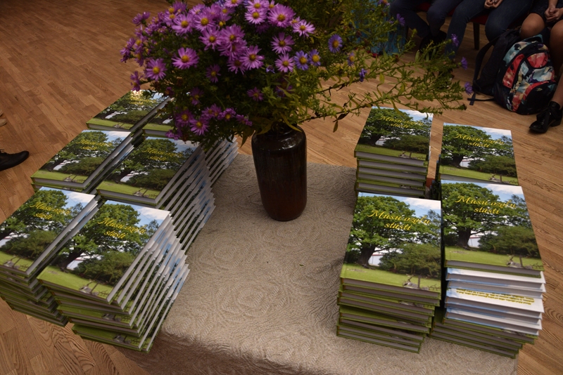 Grāmatā «Mūsu ozolu stāsti» apkopoti stāstu konkursa dalībnieku apraksti par savām dzimtām, Latvijas ļaudīm un mīļajām vietām.
Autors: Ivars Bogdanovs