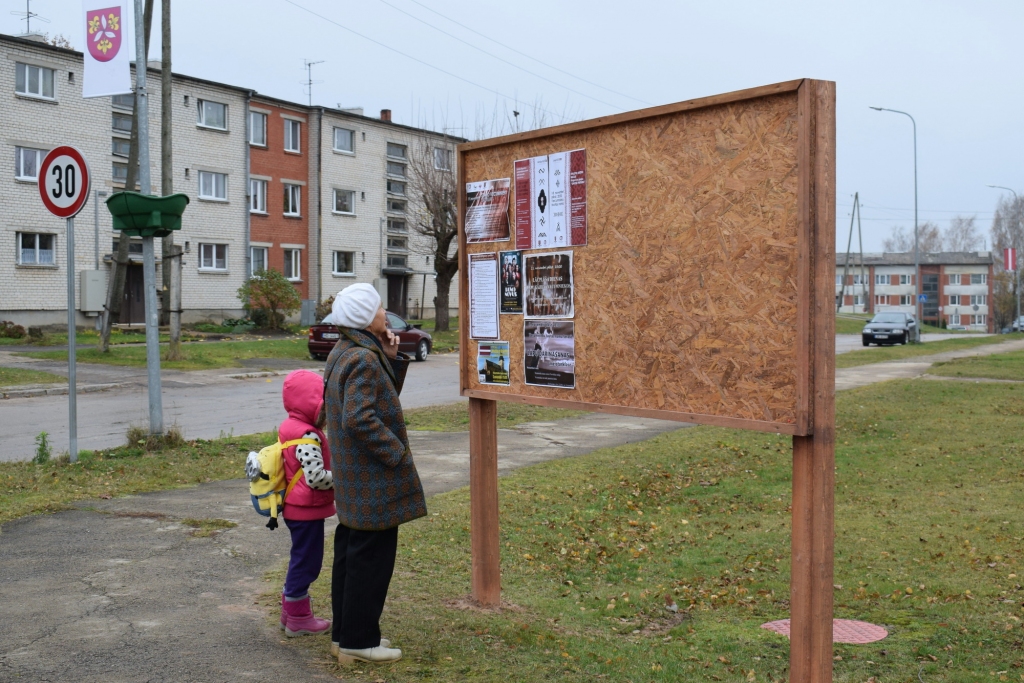 Ziņojumu dēlis Skolas un Ceriņu ielas krustojumā ir pa ceļam daudzdzīvokļu māju iedzīvotājiem, kuri dodas uz veikalu vai pašvaldības uzņēmumu «Mūsu saimnieks», kas sniedz komunālos pakalpojumus.
Autors: Žanna Zālīte