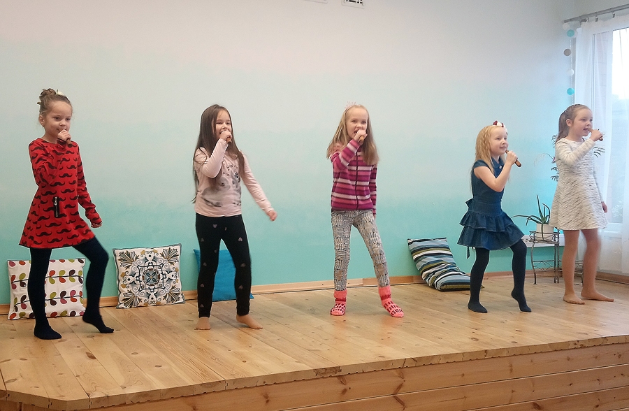 Grupa «Mazie pigori».
Autors: no albuma