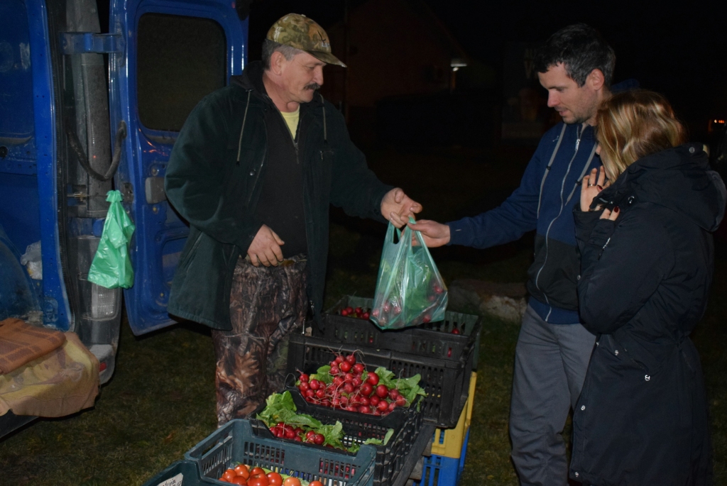 Juris Ivanovs (no kreisās) atzīst, ka iepirkšanās piektdienas vakarā ir izdevīga gan tirgotājiem, gan pircējiem.
Autors: Žanna Zālīte