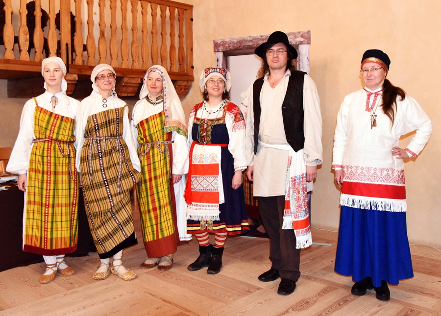 Folkloras kopas «Tīrums» (no kreisās) un «Maaväci» demonstrēja tautastērpus un dziedāja dziesmas votu valodā.
Autors: Uldis Varnevičs