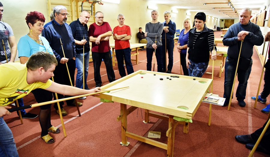 Pēdējo kārtas spēli starp Uldi Sleniju un Marinu Rīnu vēro kupls dalībnieku pulks.
Autors: Uldis Varnevičs