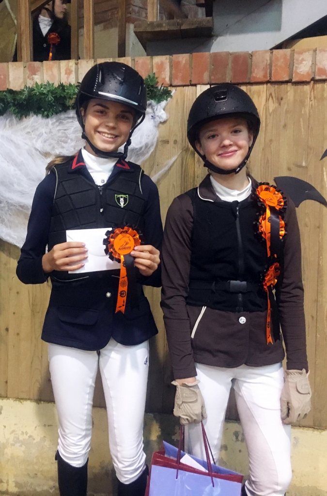 Sacīkstēs Lietuvā godalgas izcīnīja Anna Sergejeva (no kreisās) un Nikola Marčenkova.
Autors: no V. Marčenkovas albuma