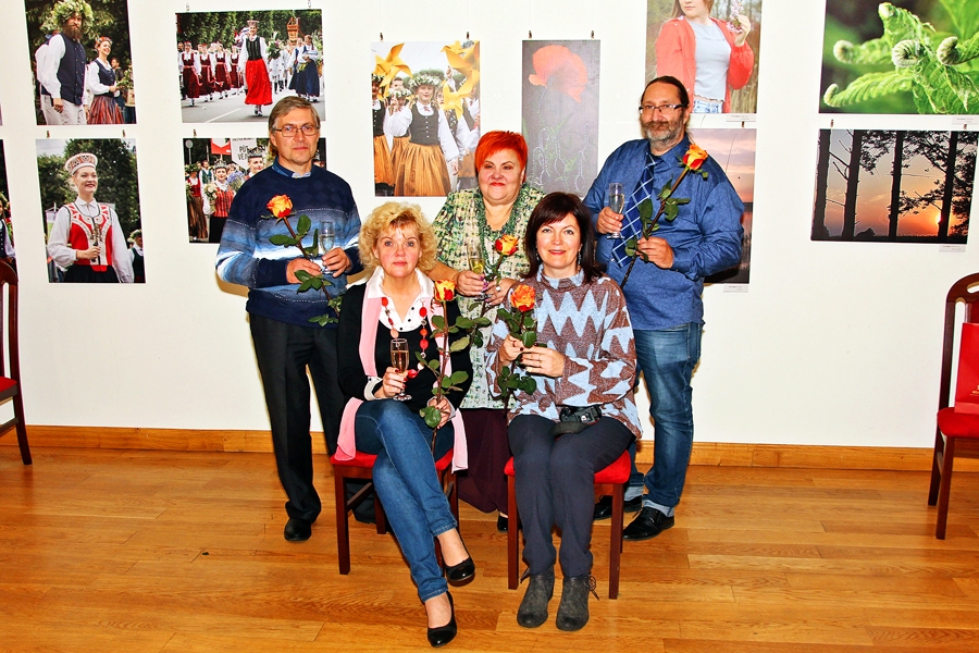 Foto draugu kopa: pirmajā rindā no kreisās – Marika Eglīte un Dace Ūdre; otrajā rindā no kreisās – Česlavs Mazulis, Vida Kadiķiene un Agnis Šmits.
Autors: no albuma