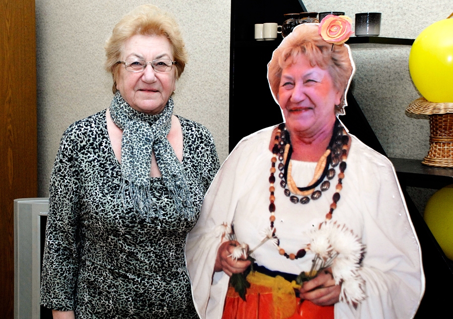 Nora Trasūne 2014. gadā savā 70 gadu jubilejas koncertā kopā ar «dvīņumāsu», kas izgatavota no kartona.
Autors: no «Bauskas Dzīves» arhīva