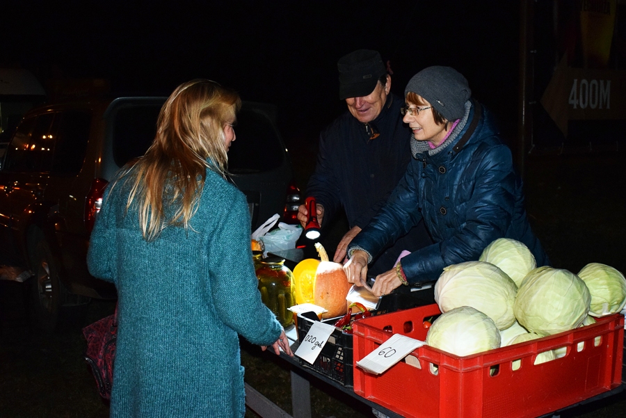 Kāpostu pārdevēji ar pircēju plūsmu piektdienas vakarā bija apmierināti.
Autors: Žanna Zālīte