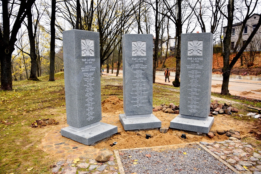 Trīs stēlas ar Lāčplēša Kara ordeņa kavalieru vārdiem uzstādītas Bauskā pie Brīvības pieminekļa.
Autors: Ivars Bogdanovs