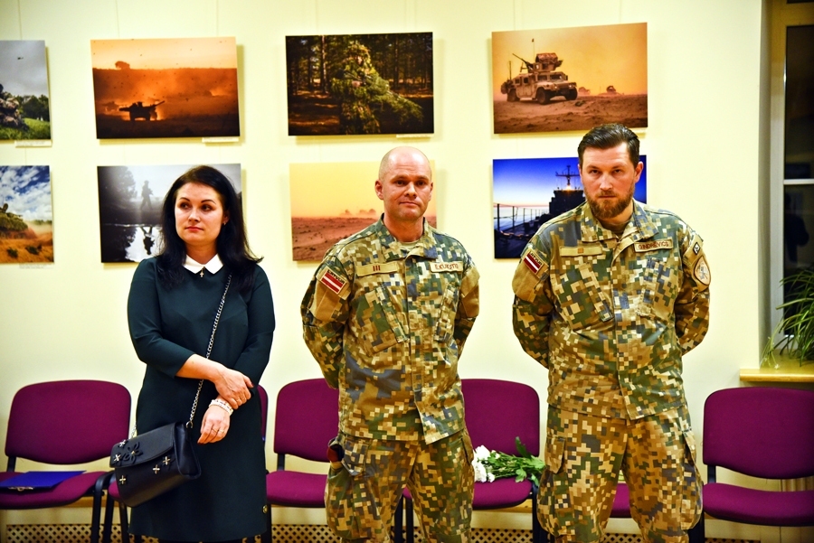 Gatis Indrēvics (no labās) un Ēriks Kukutis ar sievu Elvu izstādes «Latvijas Armija krāsās» atklāšanā.
Autors: Uldis Varnevičs